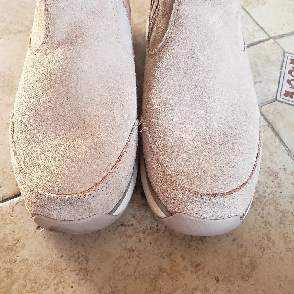 Uggs - Picture 7 of 8